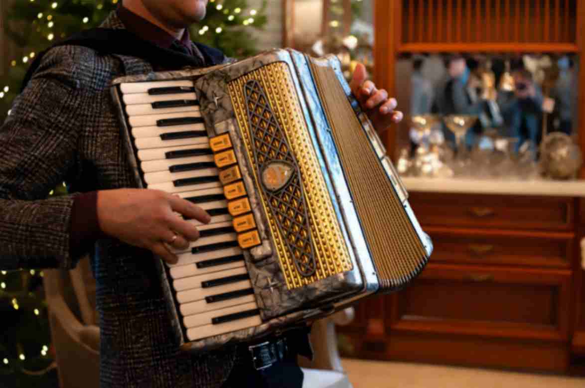 Accordion maker